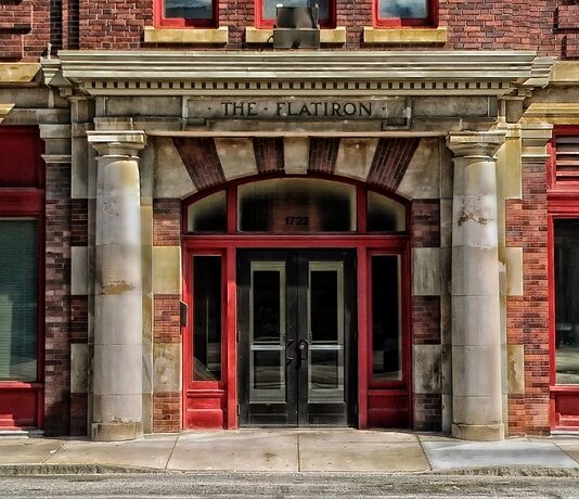 Czy żelazkiem parowym można prasować w pionie? Czy żelazkiem parowym można prasować w pionie?