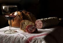 Jak zrobić swojską kiełbasę z galaretką? Jak zrobić swojską kiełbasę z galaretką?